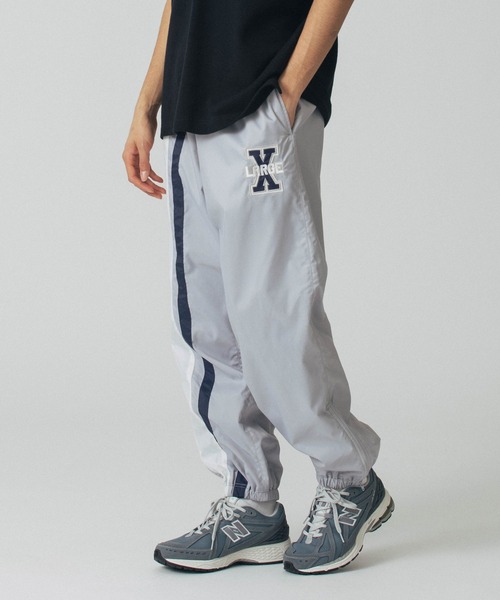 XLARGE(エクストララージ)の「TWO LINE TRACK PANTS(その他パンツ・メンズ・ブラック/グレー/ネイビー・S/M/L/XL)」の3枚目の写真