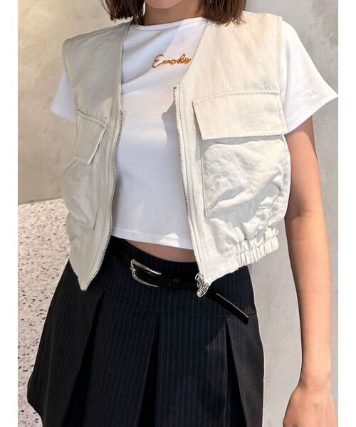 EMODA(エモダ)の「アウトポケットショートベスト(ベスト・レディース・アイボリー/ブラック/グレー・FREE)」の2枚目の写真