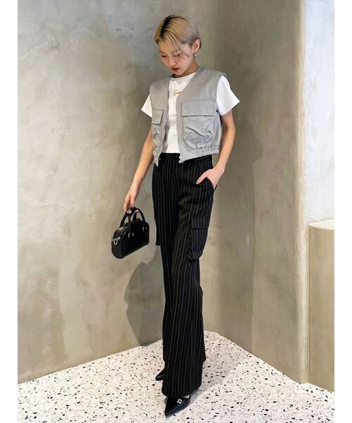 EMODA(エモダ)の「アウトポケットショートベスト(ベスト・レディース・アイボリー/ブラック/グレー・FREE)」の4枚目の写真