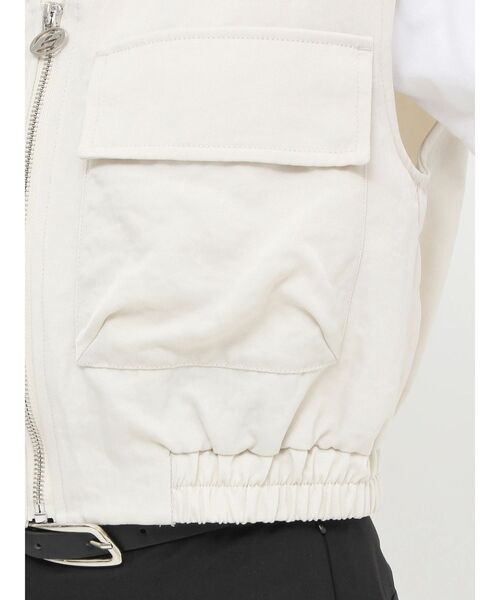 EMODA(エモダ)の「アウトポケットショートベスト(ベスト・レディース・アイボリー/ブラック/グレー・FREE)」の22枚目の写真