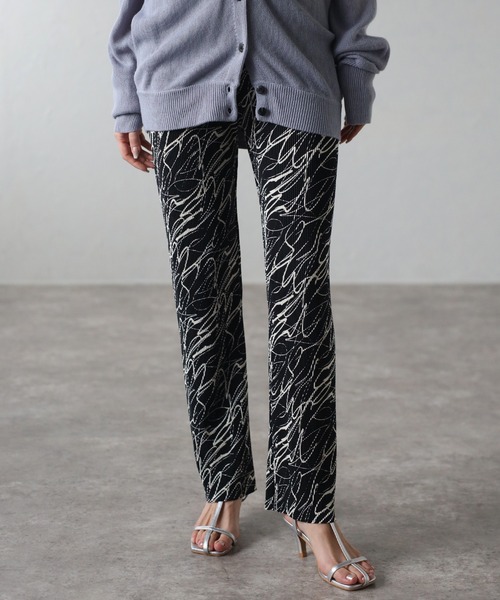 amini（アミニ）の「【2024 S/S 新作】柄プリーツパンツ（スラックス・レディース・アイボリー/ブラック・MEDIUM）」の2枚目の写真