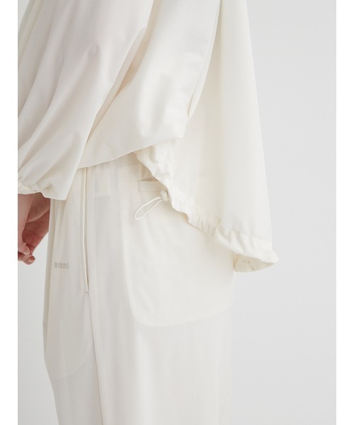 emmi（エミ）の「eco ラッシュガードポンチョフーディー（ナイロンジャケット・レディース・ブラック/オフホワイト・FREE）」の13枚目の写真