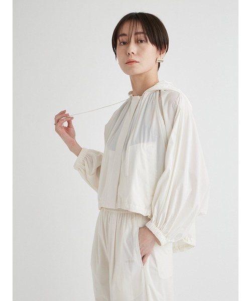 emmi（エミ）の「eco ラッシュガードポンチョフーディー（ナイロンジャケット・レディース・ブラック/オフホワイト・FREE）」の16枚目の写真