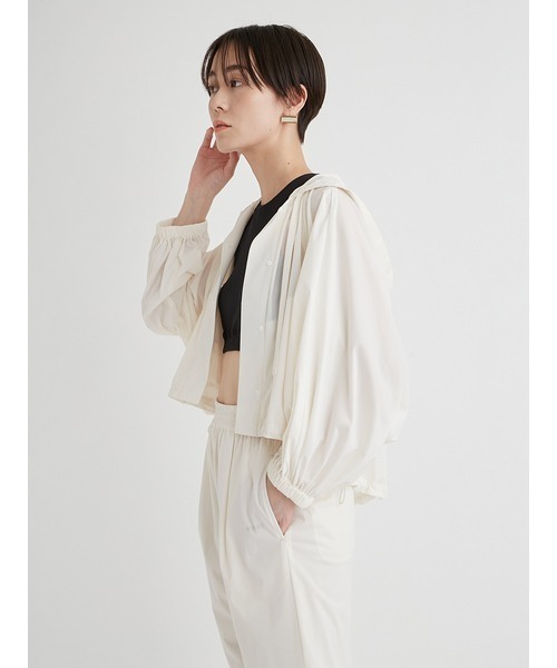 emmi（エミ）の「eco ラッシュガードポンチョフーディー（ナイロンジャケット・レディース・ブラック/オフホワイト・FREE）」の8枚目の写真