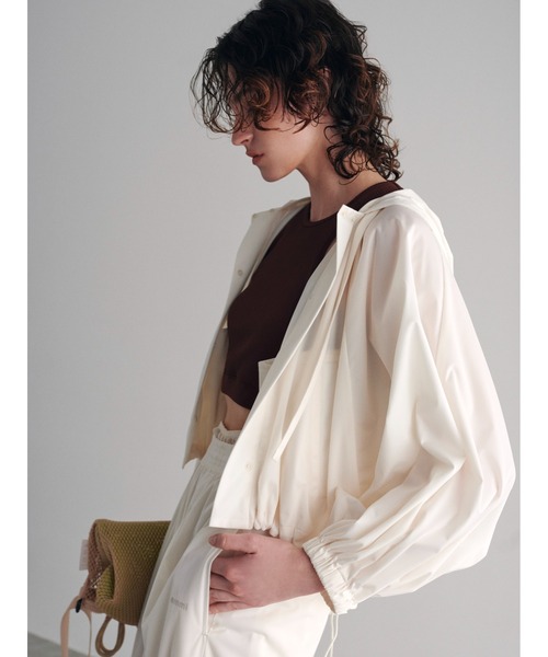 emmi（エミ）の「eco ラッシュガードポンチョフーディー（ナイロンジャケット・レディース・ブラック/オフホワイト・FREE）」の4枚目の写真