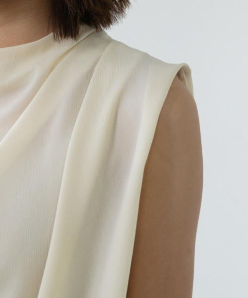 M.deux(エムドゥ)の「【上品映えトップス】〈とろみカットドレープブラウス〉(シャツ/ブラウス・レディース・ブルー/オフホワイト/ブラック・MEDIUM)」の15枚目の写真