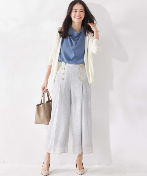M.deux(エムドゥ)の「【上品映えトップス】〈とろみカットドレープブラウス〉(シャツ/ブラウス・レディース・ブルー/オフホワイト/ブラック・MEDIUM)」の6枚目の写真