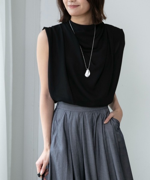M.deux(エムドゥ)の「【上品映えトップス】〈とろみカットドレープブラウス〉(シャツ/ブラウス・レディース・ブルー/オフホワイト/ブラック・MEDIUM)」の4枚目の写真