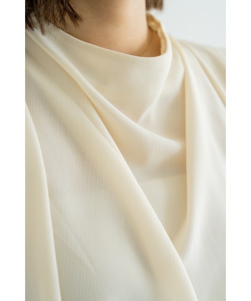 M.deux（エムドゥ）の「【上品映えトップス】〈とろみカットドレープブラウス〉（シャツ/ブラウス・レディース・ブルー/オフホワイト/ブラック・MEDIUM）」の11枚目の写真