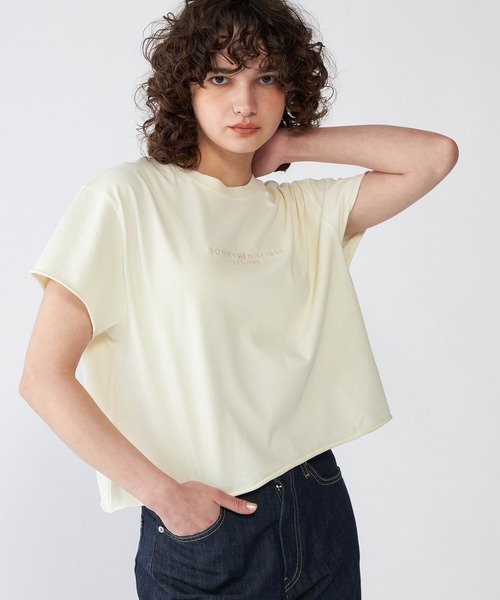 TOMMY HILFIGER(トミーヒルフィガー)の「ミュートガーメントダイコープロゴTシャツ(Tシャツ/カットソー・レディース・アイボリー/ピンク・MEDIUM/SMALL/X-SMALL)」の1枚目の写真