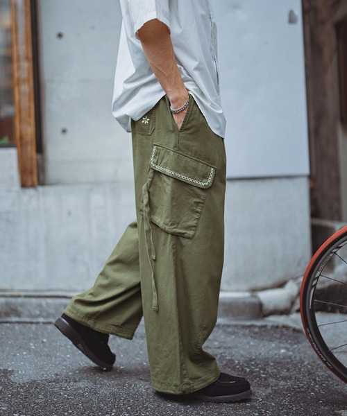 REmastered（リマスタード）の「【REmastered】フラワー刺繍/ミリタリーワイドパラシュートカーゴパンツ（カーゴパンツ・メンズ・ブラック/ネイビー/カーキ・SMALL/MEDIUM/LARGE）」の7枚目の写真