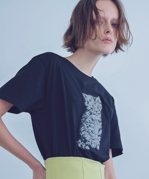 SIMEON FARRAR(シメオンファラー)の「SIMEON FARRAR / embroidery cat tee(エンブロイダリーキャットTシャツ)(Tシャツ/カットソー・レディース・ブラック・36)」の2枚目の写真
