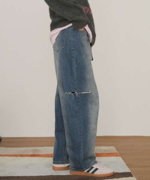 MERLOT（メルロー）の「サイドダメージワイドデニム（デニムパンツ・レディース・ブルー/ブラック・S/FREE）」の5枚目の写真