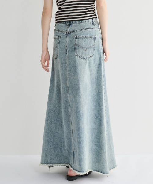 MERLOT(メルロー)の「カットオフデニムスカート(デニムスカート・レディース・ライトブルー・FREE)」の6枚目の写真