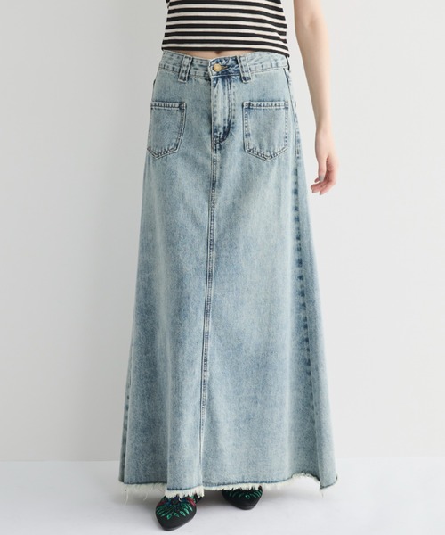 MERLOT(メルロー)の「カットオフデニムスカート(デニムスカート・レディース・ライトブルー・FREE)」の2枚目の写真
