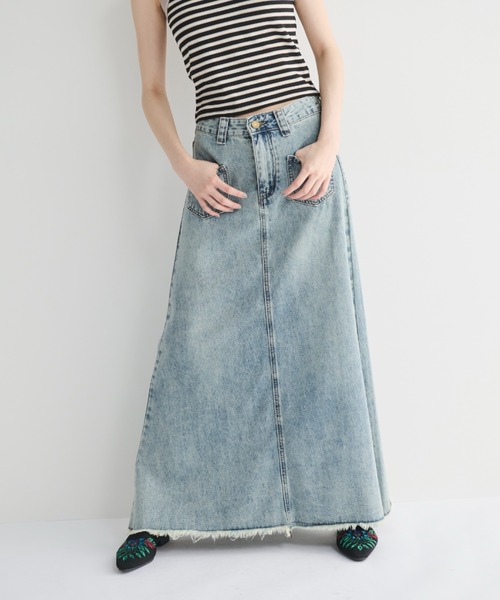 MERLOT(メルロー)の「カットオフデニムスカート(デニムスカート・レディース・ライトブルー・FREE)」の3枚目の写真