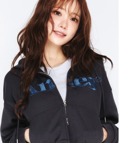 AMESWORLDWIDE（アメスワールドワイド）の「A'GEM/9 × .kom 『AMESWORLDWIDE/アメスワールドワイド』 BASIC LOGO HOODIE ZIP UP/ベーシックロゴ フード ジップアップ（パーカー・レディース・グレー/オフホワイト/ブラック/チャコールグレー/アイボリー/チャコールアッシュ・S/L/M）」の6枚目の写真