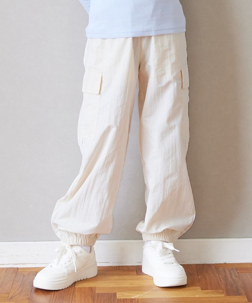 coca（coca）（コカ）の「キッズ サイドラインパラシュートカーゴパンツ（カーゴパンツ・キッズ・アイボリー/ブラック/ベージュ・120/130/140/150）」の2枚目の写真