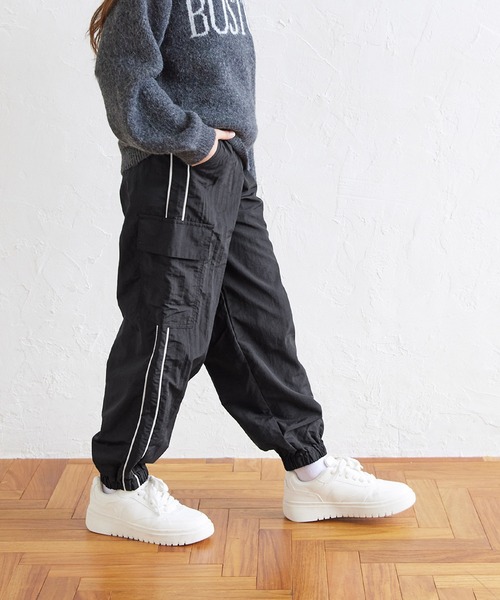 coca（coca）（コカ）の「キッズ サイドラインパラシュートカーゴパンツ（カーゴパンツ・キッズ・アイボリー/ブラック/ベージュ・120/130/140/150）」の5枚目の写真