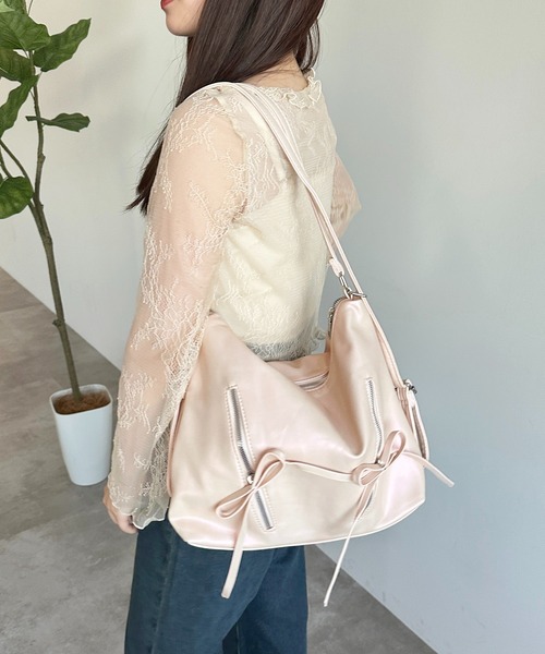 apres jour(アプレジュール)の「【apres jour×ARIAZ】2WAYリボンデザインバッグ(ショルダーバッグ・レディース・ブラック/ライトピンク/オフホワイト/シルバー・FREE)」の4枚目の写真