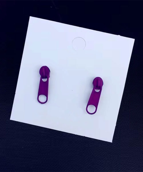 Mayree（メイリー）の「【float】ジッパー ファスナー モチーフ カラフル ピアス【9色展開】（ピアス（両耳用）・レディース・ベージュ/パープル/イエロー/オレンジ/グリーン/レッド/ブラック/ブルー/シルバー・FREE）」の5枚目の写真