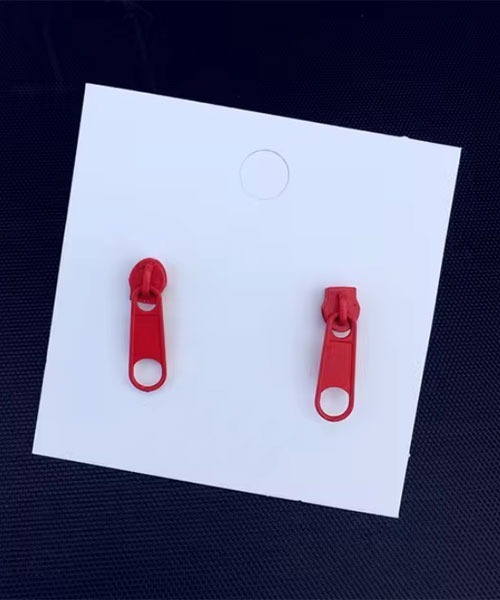 Mayree(メイリー)の「【float】ジッパー ファスナー モチーフ カラフル ピアス【9色展開】(ピアス(両耳用)・レディース・ベージュ/パープル/イエロー/オレンジ/グリーン/レッド/ブラック/ブルー/シルバー・FREE)」の7枚目の写真