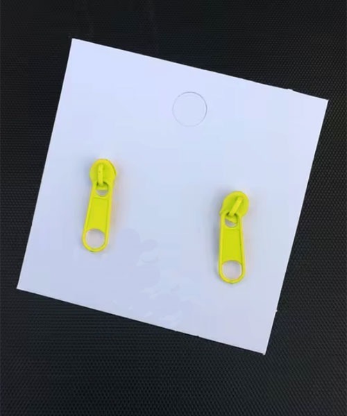 Mayree（メイリー）の「【float】ジッパー ファスナー モチーフ カラフル ピアス【9色展開】（ピアス（両耳用）・レディース・ベージュ/パープル/イエロー/オレンジ/グリーン/レッド/ブラック/ブルー/シルバー・FREE）」の6枚目の写真