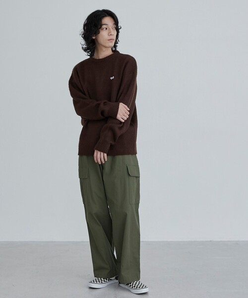 PENNEYS(ぺニーズ)の「垢抜け ワンポイントニット/Penneys(ぺニーズ)別注シャギークルーネックニット(ニット/セーター・メンズ・ダークブラウン/レッド/オリーブ/オフホワイト・M/L/XL)」の11枚目の写真
