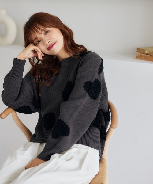 mysty woman(ミスティウーマン)の「ハートジャカードニットプルオーバー 252083(ニット/セーター・レディース・レッド/チャコールグレー/オフホワイト・FREE)」の2枚目の写真