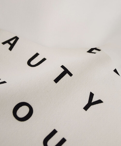 e-zakkamania stores（イーザッカマニアストアーズ）の「裏毛 オーガンジーレイヤード ロゴプルオーバー（スウェット・レディース・オフホワイト・フリー）」の8枚目の写真