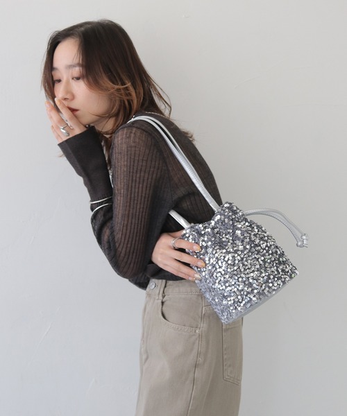 CLEIO（クレイオ）の「【CLEIO】スパンコール巾着バッグ（ショルダーバッグ・レディース・グレー/シルバー/ブラック・FREE）」の8枚目の写真