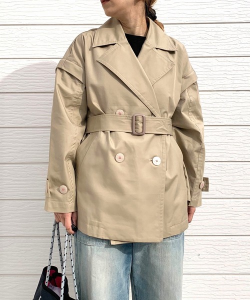 Q（キュー）の「2wayショートトレンチ（トレンチコート・レディース・ライトブルー/ベージュ・MEDIUM）」の4枚目の写真