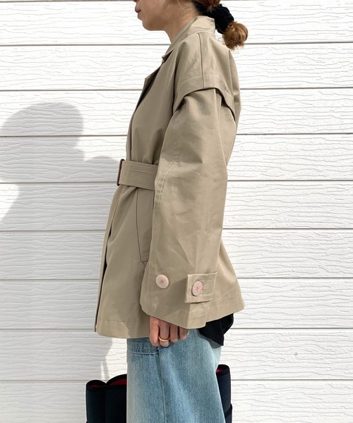 Q（キュー）の「2wayショートトレンチ（トレンチコート・レディース・ライトブルー/ベージュ・MEDIUM）」の3枚目の写真