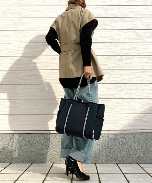 Q（キュー）の「2wayショートトレンチ（トレンチコート・レディース・ライトブルー/ベージュ・MEDIUM）」の16枚目の写真