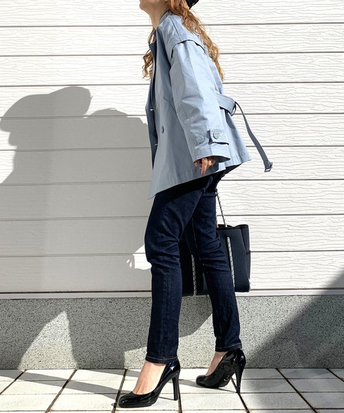 Q（キュー）の「2wayショートトレンチ（トレンチコート・レディース・ライトブルー/ベージュ・MEDIUM）」の22枚目の写真