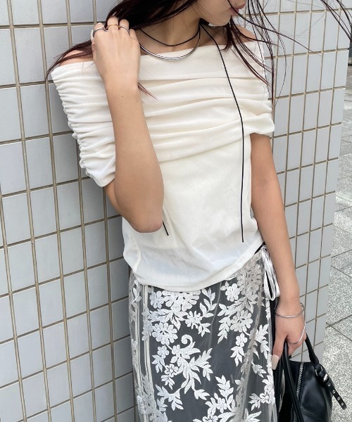AIC.(エーアイシー)の「シアーベロアシャーリングオフショルトップス(Tシャツ/カットソー・レディース・オフホワイト/グレイッシュベージュ/ネイビー・FREE)」の6枚目の写真
