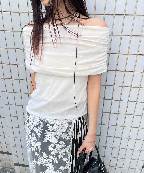 AIC.(エーアイシー)の「シアーベロアシャーリングオフショルトップス(Tシャツ/カットソー・レディース・オフホワイト/グレイッシュベージュ/ネイビー・FREE)」の4枚目の写真