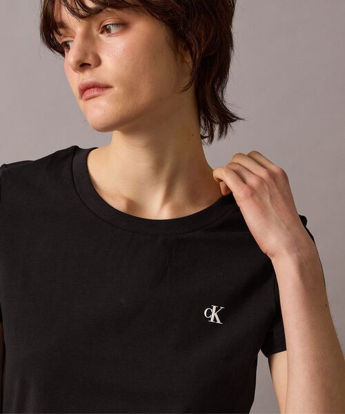 Calvin Klein(カルバン・クライン)の「ロゴスリムTシャツ(Tシャツ/カットソー・レディース・ブラック/ホワイト・M/S/XS/L)」の1枚目の写真