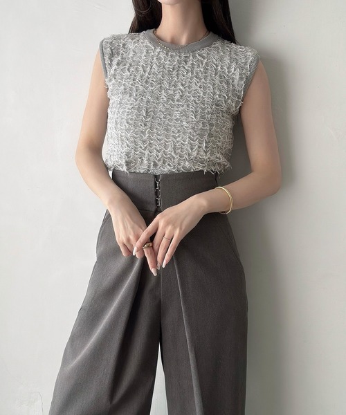 Meiru(メイル)の「ツイードフリンジノースリーブニット(ニット/セーター・レディース・グレー/アイボリー/ブラック・LARGE/MEDIUM)」の5枚目の写真