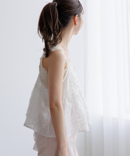 flower(フラワー)の「ノスタルジーエンブロイダリービスチェ(キャミソール・レディース・コーラルピンク/ホワイト・FREE)」の4枚目の写真
