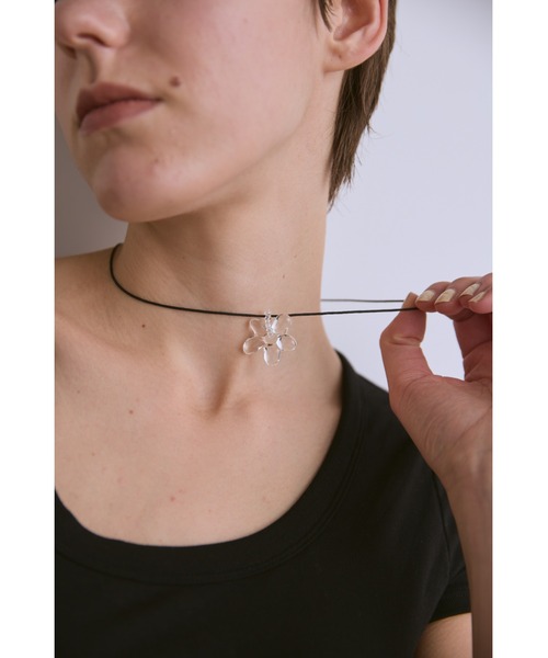 un/neu（アンノイ）の「フラワーモチーフコードネックレス（ネックレス・レディース・ブラウン/クリア/ブラック・FREE）」の10枚目の写真