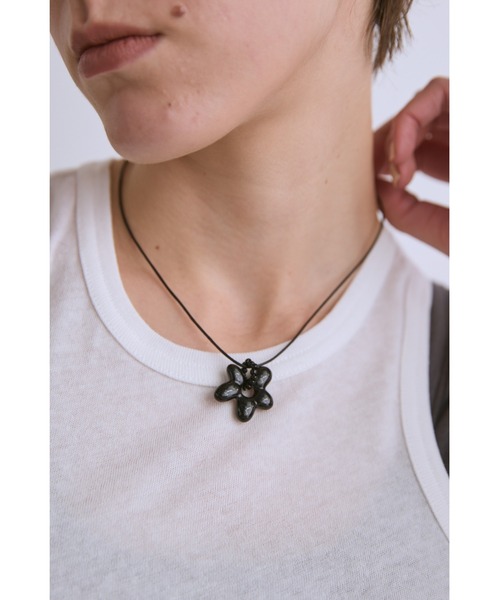 un/neu（アンノイ）の「フラワーモチーフコードネックレス（ネックレス・レディース・ブラウン/クリア/ブラック・FREE）」の12枚目の写真