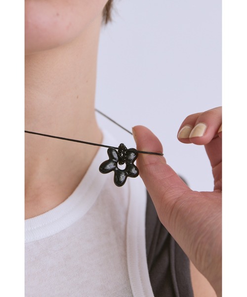 un/neu（アンノイ）の「フラワーモチーフコードネックレス（ネックレス・レディース・ブラウン/クリア/ブラック・FREE）」の13枚目の写真