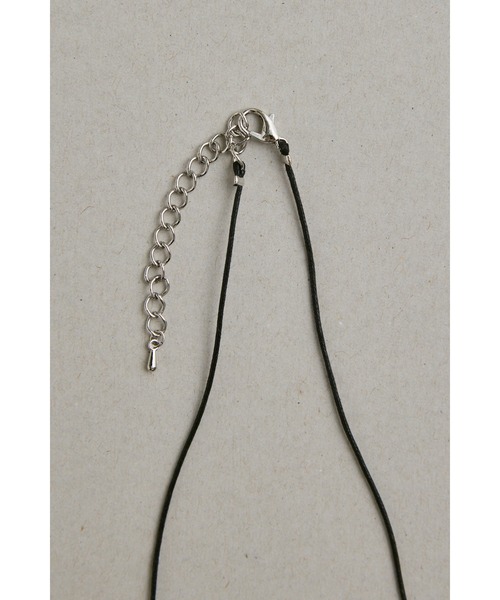 un/neu（アンノイ）の「フラワーモチーフコードネックレス（ネックレス・レディース・ブラウン/クリア/ブラック・FREE）」の5枚目の写真