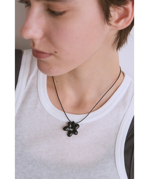 un/neu（アンノイ）の「フラワーモチーフコードネックレス（ネックレス・レディース・ブラウン/クリア/ブラック・FREE）」の11枚目の写真