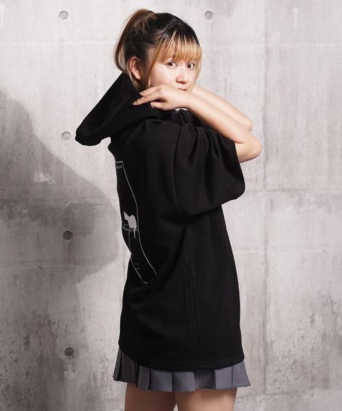 1111clothing(ワンフォークロージング)の「ガール&クロネコ ポンチTパーカー / Girl & Kuroneko Ponch Short-Sleeved Hoodie(パーカー・レディース・ブラック/ライトグレー/ホワイト・L/M)」の10枚目の写真