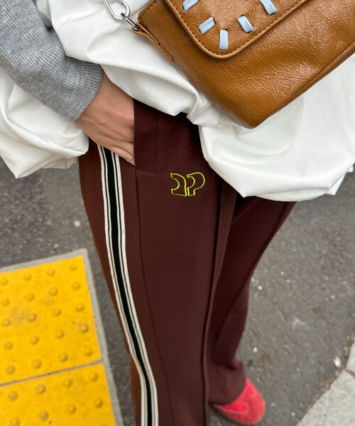 CIAOPANIC(チャオパニック)の「トラックラインフレアパンツ(その他パンツ・レディース・ブラウン/ベージュ/ネイビー・SMALL/MEDIUM)」の7枚目の写真