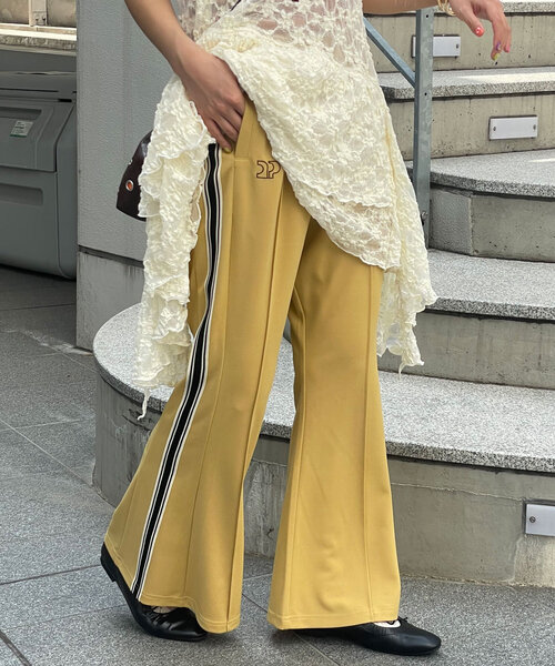 CIAOPANIC(チャオパニック)の「トラックラインフレアパンツ(その他パンツ・レディース・ブラウン/ベージュ/ネイビー・SMALL/MEDIUM)」の12枚目の写真