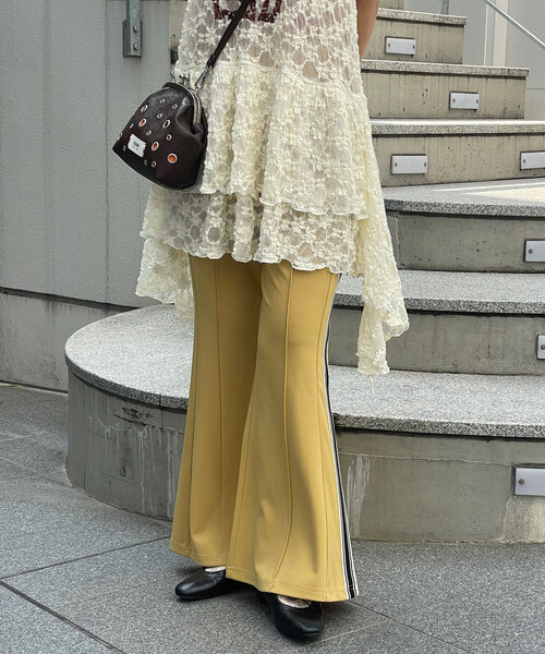 CIAOPANIC(チャオパニック)の「トラックラインフレアパンツ(その他パンツ・レディース・ブラウン/ベージュ/ネイビー・SMALL/MEDIUM)」の13枚目の写真