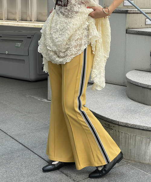 CIAOPANIC(チャオパニック)の「トラックラインフレアパンツ(その他パンツ・レディース・ブラウン/ベージュ/ネイビー・SMALL/MEDIUM)」の14枚目の写真